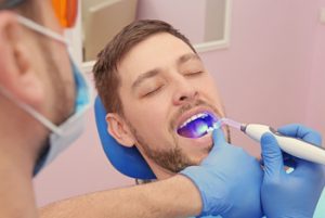 Dentist,Examining,Patient's,Teeth,In,Clinic